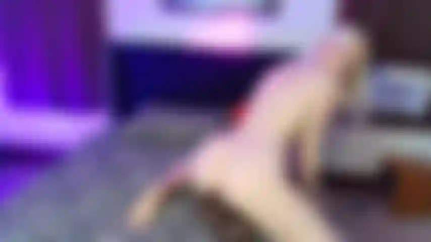 Montando un gran dildo de torso en mi coño.