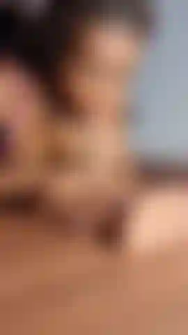 Ivanna te chupa la polla en el escritorio.