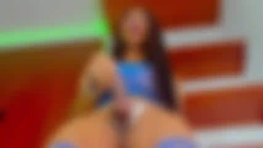 Me corro mientras me miras desde abajo como si estuvieras arrodillado ante mí.