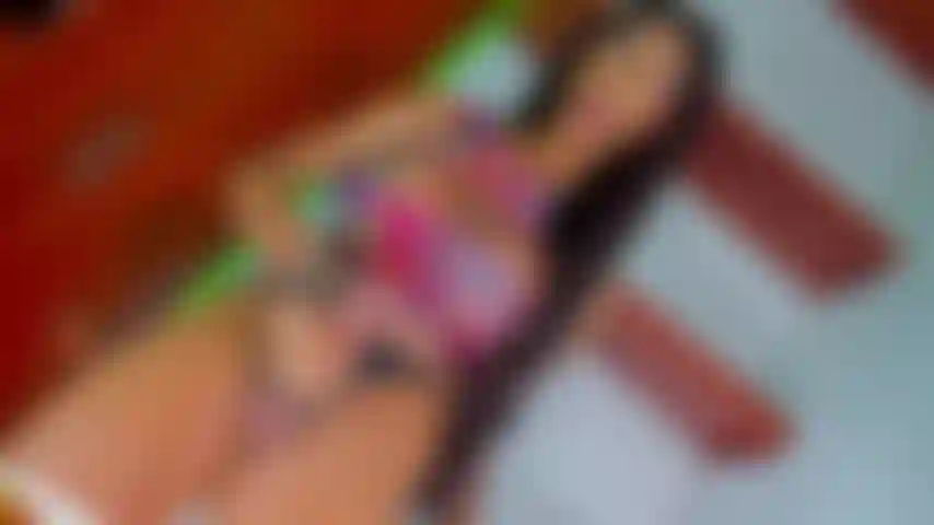 Sin piedad me sale a borbotones el semen.