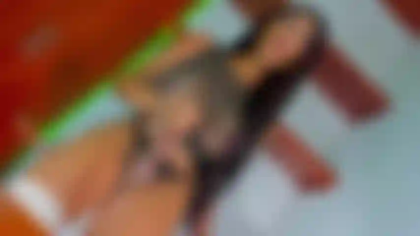 La hermosa ivanna recibe un chorro de agua.