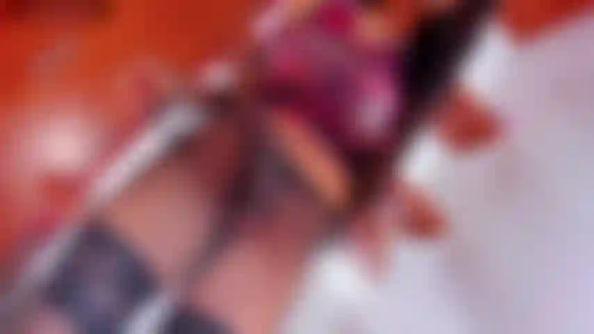 Linda ivanna en pantimedias chorreando.