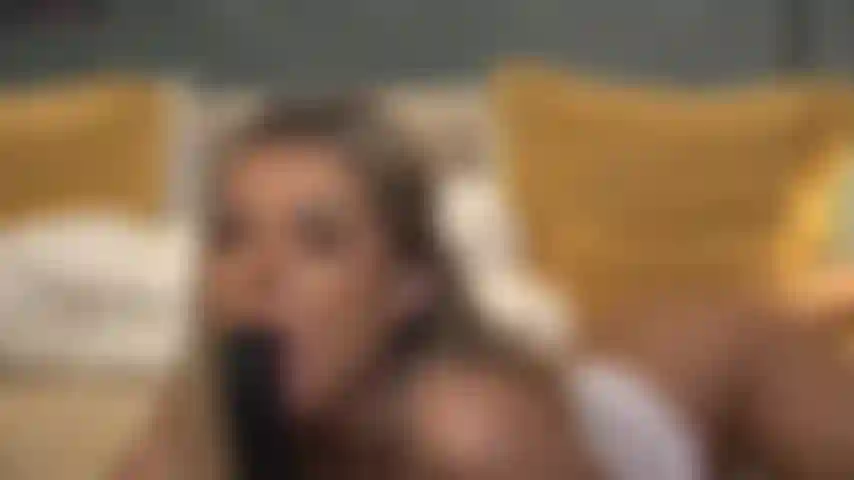 Preparando una gran polla negra con mis suaves labios para una buena follada.