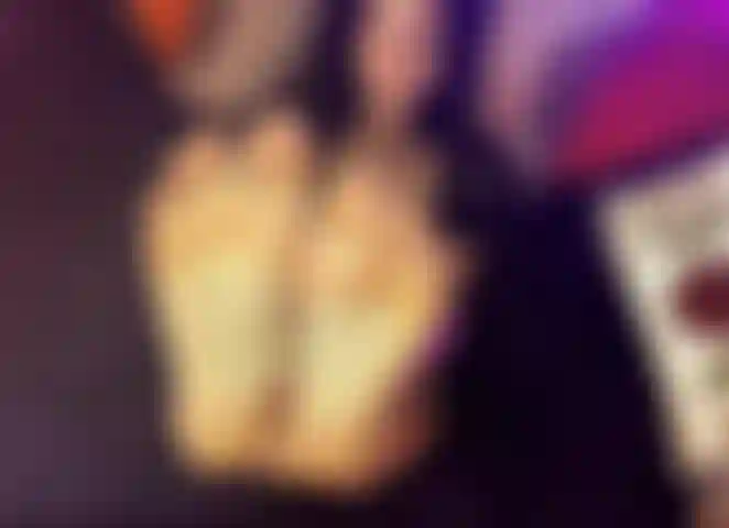 Chupandome los dedos de los pies.