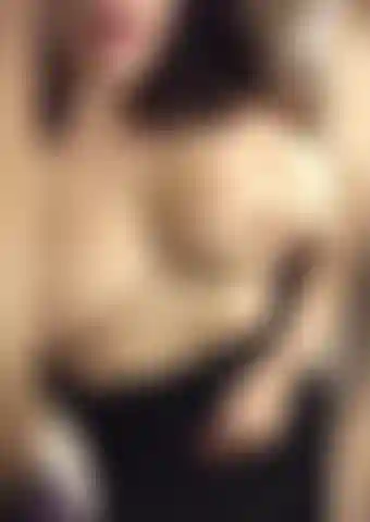 Toqueteando mi apretado coño para ti antes de follar.