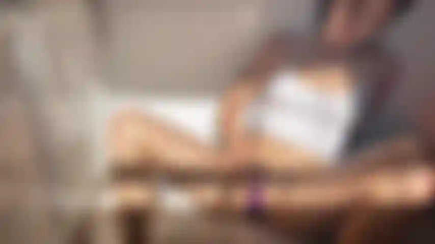 Bordeando el piso de la cocina con vibrador.