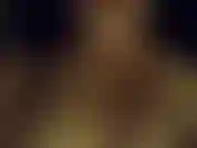 Orgasmo nocturno con compañero de cuarto dormido en el sofá a mi lado. Chupando los dedos limpios.