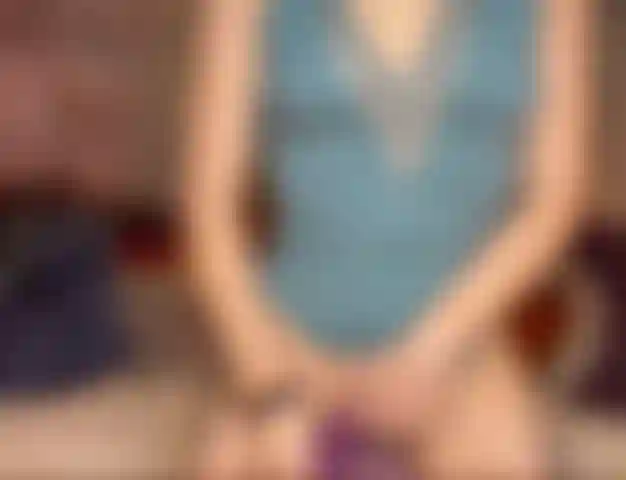 Almohada follando con vibrador.