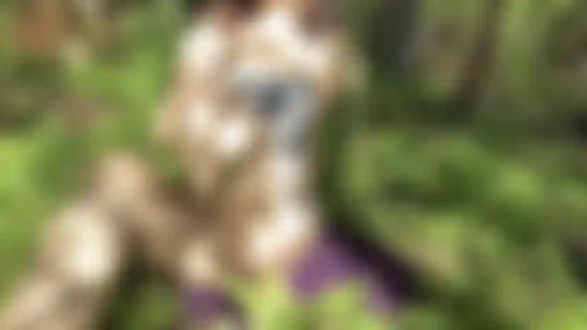 Sensual masturbación al aire libre cerca de un lago público.