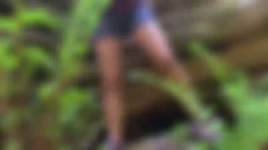 Corriéndome en el bosque junto a un arroyo.