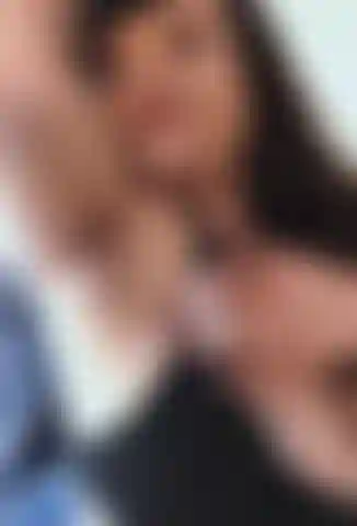 No desnuda, axilas muy peludas y fumando.