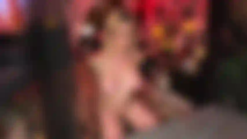 Puta esposada garganta una polla y folla una almohada hasta correrse.