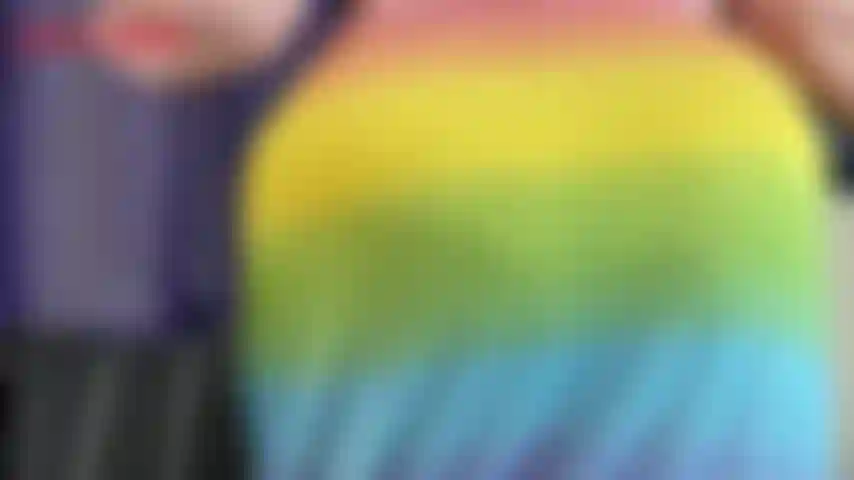 Booty aplaude con una falda larga; jackie tiene su botín cubierto con una falda larga de algodón de color arcoíris. Jackie inclina su gordo culo de milf y lo sacude y te provoca con él, antes de aplaudirlo.