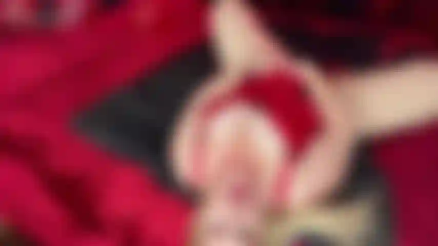 Bbw milf sensual masturbación. En este clip, jackie está súper cachonda y lista para un poco de romance. Jackie está sola con su vibrador en este clip, saca unas grandes tetas y se pone el vibrador en el clítoris para ponerse a trabajar. Jackie sensualmente se toma su tiempo...
