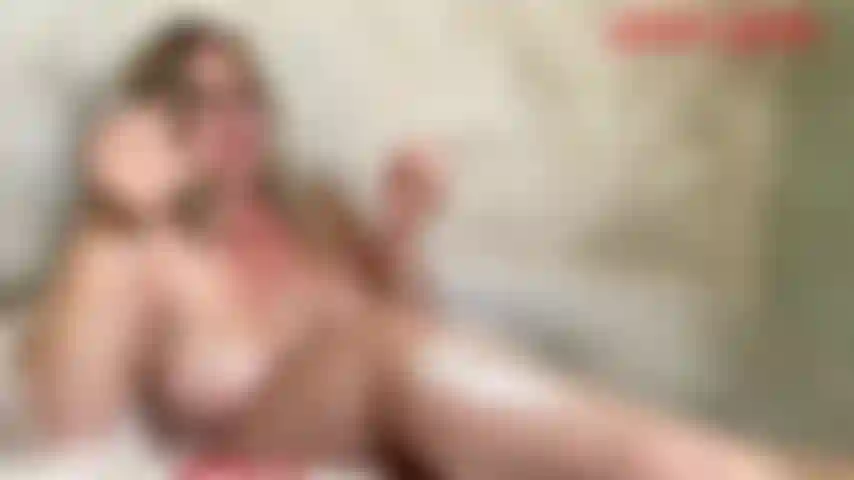 Bbw depilación de piernas-jackie también está jabonosa y sexy en su baño. Jackie se depila sus torneadas piernas justo frente a tus ojos. ¡Las piernas de jackie van a quedar tan suaves y sedosas!