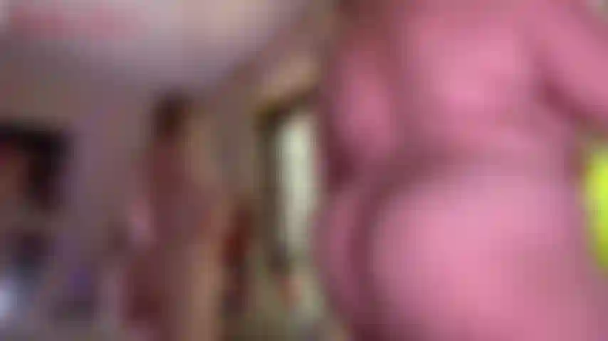 Tareas de mamá grande: guardando la ropa desnuda - en este clip, la sexy bbw milf jackie está ocupada guardando la ropa de su familia. Mírala mientras sus curvas se menean al verla doblar la ropa, guardarla, agacharse, y mostrando su gran culo y tetas al máximo...