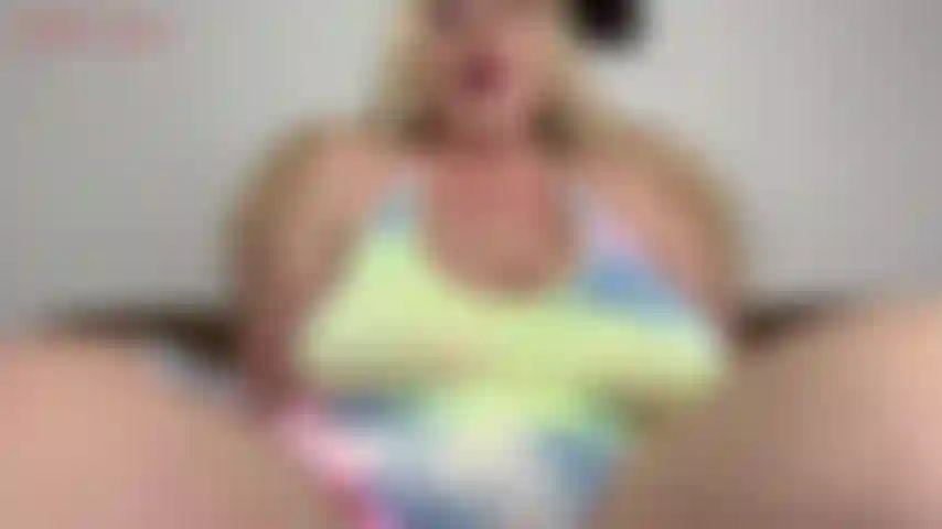 Corre en tus pantalones para los pezones de milf; siempre te ha excitado mucho ver a una mujer sin sostén debajo de sus blusas y vestidos ajustados. Algo en ver las enormes tetas de una milf, sus pezones grandes y duros asomando entre sus trajes me hace...