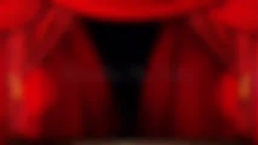 Adora mi pubis: de rodillas es donde debes estar, ¡y también es la mejor vista para ver el coño peludo de jackie! Jackie te tiene en pov frente a su hermoso coño peludo. ¡Adora su bonito vello rubio mientras te cascas la polla! Jackie quiere tu tiempo, tu dinero...