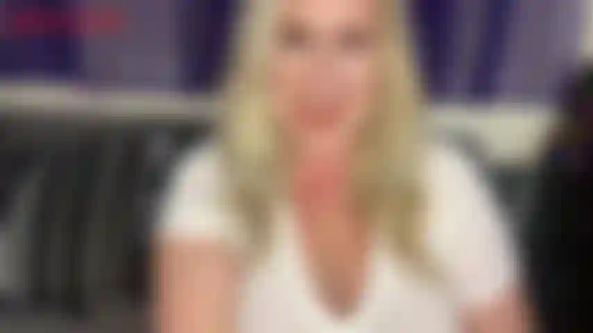 Lo mejor es madurar. Te gustan las milf, siempre lo has hecho. Algo sobre un cuerpo maduro, suave y pastoso, todas esas curvas, te vuelve absolutamente loco. En este clip, jackie te provoca con sus suaves curvas, levantándose la camiseta para revelar su redondez...