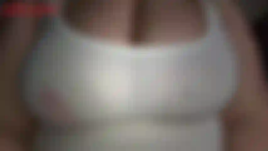 Jackie, una milf con tetas mojadas y sin sujetador, lleva una camiseta blanca ajustada mostrando sus enormes y gordas tetas de milf. Jackie toma una botella de agua y la rocía sobre sus enormes tetas naturales, dejando al descubierto sus pezones bajo el peso de la tela de su camisa...