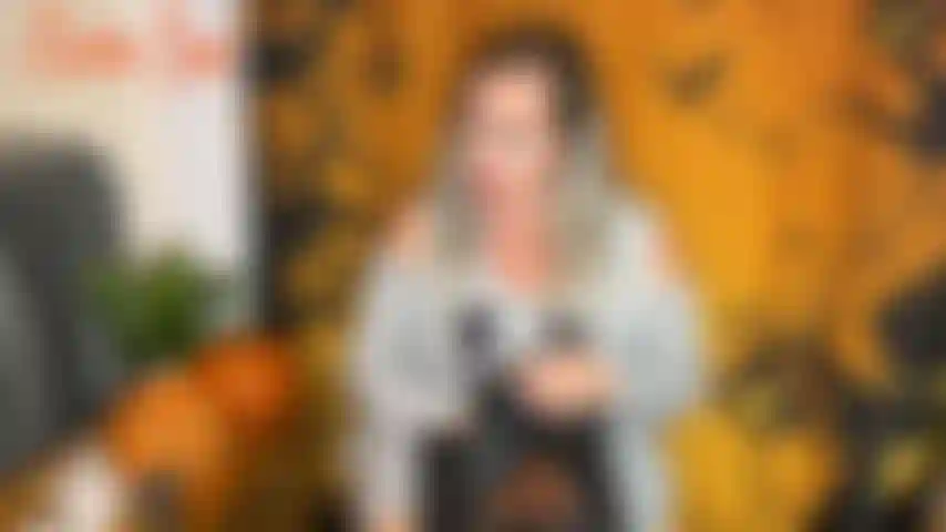 Truco o trato mamada: eres un poco mayor para andar pidiendo truco o trato, pero tú y tus amigos están fuera de todas formas pasándola bien de manera sana y divertida. La última casa en la que paras se quedó sin dulces y la milf...