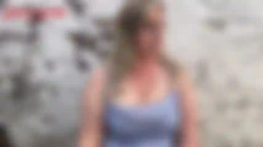 Juego de tetas al aire libre en primavera: es un hermoso día de primavera así que jackie decide jugar afuera. Saca sus enormes tetas de milf talla 40 2f y provoca sus grandes pezones rosados. Se los lame y los provoca con la punta de su larga lengua, antes de sacar esas grandes y perfectas...