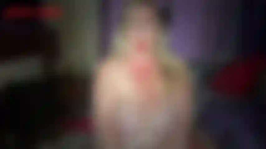 Fanática del chicle 2-jackie está en ello de nuevo con ocho grandes trozos de chicle de doble burbuja masticados en su boca sexy. En este clip, jackie mueve la lengua, se lame los pezones y chasquea el chicle varias veces antes de soplar enormes burbujas pegajosas.