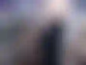 La chica gótica snotjackie está soplando mocos amarillos, espesos y calientes sobre un paño negro en este clip. Después de soltar cargas, te muestra el desorden en la tela y termina el clip en cámara lenta.