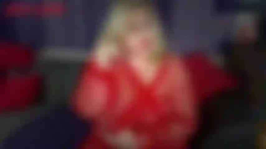 Nalgas aplaudiendo con una bata roja transparente-jackie lleva puesta una sexy bata roja transparente. Puedes verla completamente a través de ella hasta su delicioso y gordo culo blanco. Jackie se inclina y hace aplaudir sus nalgas y te anima a que te pajas la polla para ella. El joi de jackie y su culo rebotando...