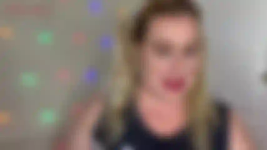 La primera bbc de cheerleaders. Uno de los jugadores de fútbol, ​​marcus, ha invitado a jackie a comer hamburguesas con queso. Para mostrar su gratitud, ella acepta chuparle la polla negra. ¡Jackie nunca había visto una polla tan grande! Está acostumbrada a los niños blancos, pero esta enorme polla negra es...