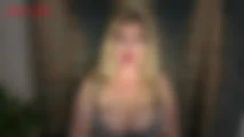 Déjala si quieres correrte en mi culo—has perdido tanto tiempo con esa chica aburrida y fea que tienes, pero hoy es el último día que volverás a perder el tiempo con ella. En este clip jackie te dice que dejes a tu chica, es mucho mejor quedarse...