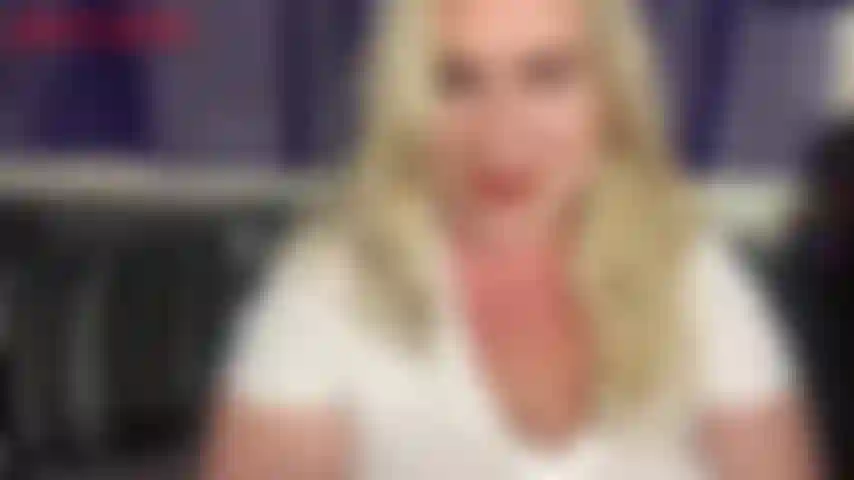 Inclinada sobre mi vibrador, ¡jackie está cachonda y quiere correrse! Jackie se inclina y te da una linda vista de sus nalgas mientras aprieta con fuerza su vibrador. Jackie gime, se burla de su clítoris antes de que su coño se contraiga y le dé un orgasmo intenso.