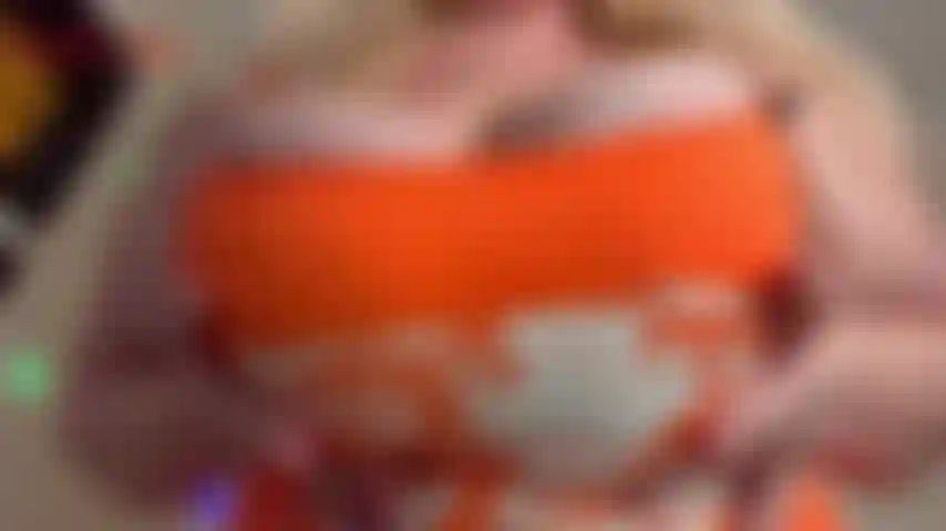 Escupiendo sobre las tetas aceitosas: ¡jackie lleva un vestido ajustado de esqueleto naranja y sus tetas se ven enormes con él! Jackie te provoca con sus pezones a través de su vestido antes de rebotar lo suficientemente fuerte como para que sus pechos reboten hacia tu cara. Se burla jackie...