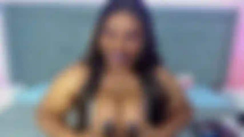 Traviesa con juguete.