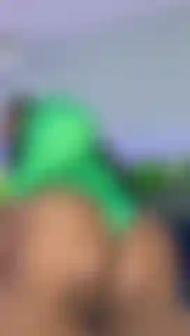 Paseo sexy, mi gran culo en tu pantalla.