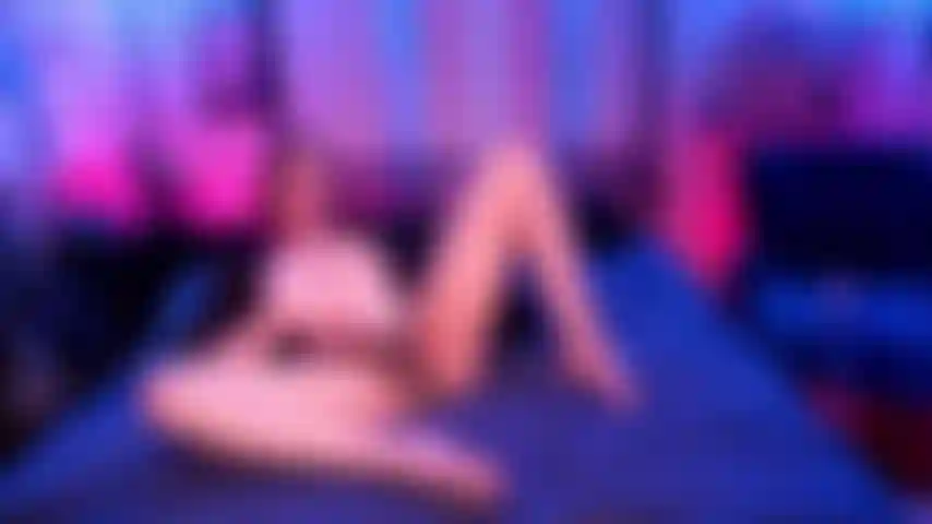 Los pies de jade nyxxx se concentran en acariciar.
