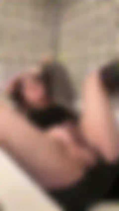 Nada que ver… solo una mujer ardiente acariciando su gran polla completamente vestida en la bañera.