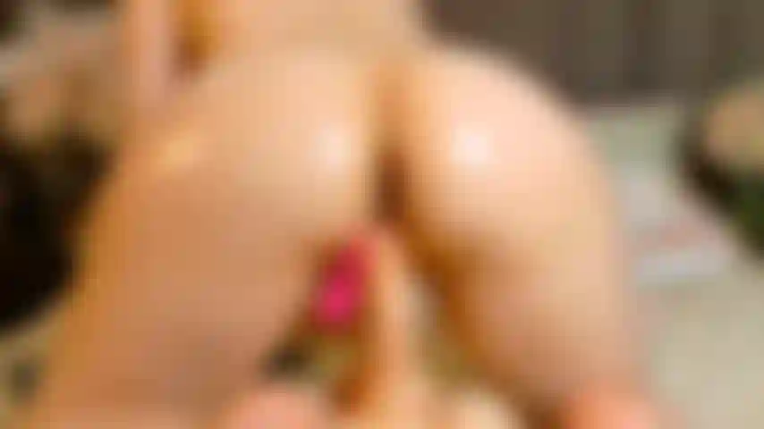 Tu vecina culona te regala una vista de su culo mientras te cabalga al estilo vaquera al revés.