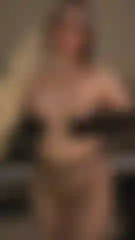 Estoy tan desesperada por sentir tu polla dura dentro de mi coño apretado y húmedo que me rompí las medias de rejilla.