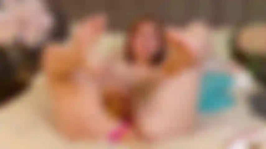 Soy una chica golosa que folla mi coño mojado y mi culo apretado al mismo tiempo, y quiero mucho más.