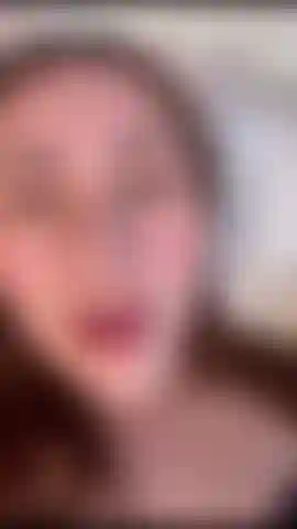 Sigue follando mi boca hasta sentirla profundamente dentro de mi garganta y dejándola cubierta de mucha saliva.