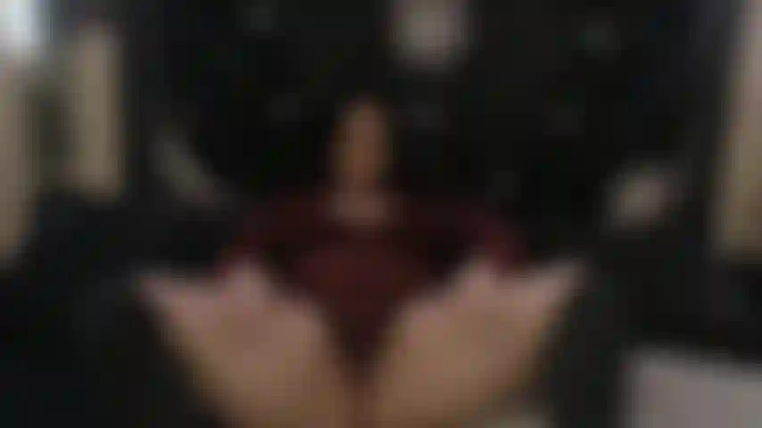 Toqueteándome el coño a través de la ropa.