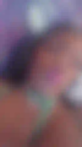 Labios húmedos y jugosos.