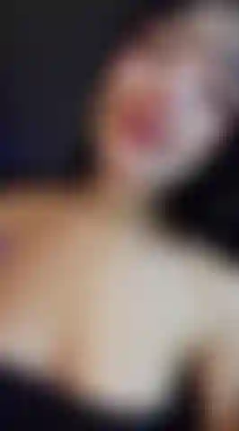 Cariñosa por fuera, pero por dentro solo pienso en tener tu cara entre mis tetas.
