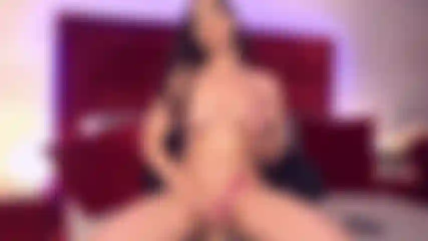 Cabalgándote con pasión, mientras siento tus caricias en mi clítoris.