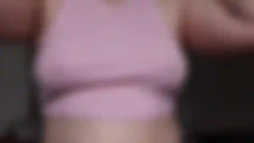 Jugando con mis tetas - haciéndolas rebotar y masajeándolas.