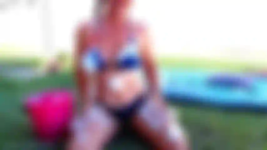 Espuma resbaladiza, un escape jabonoso sensual.