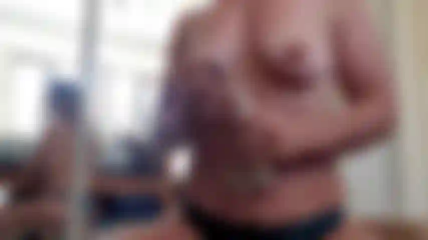 Show privado con juego a tope y cabalgando un dildo negro en vaquera.