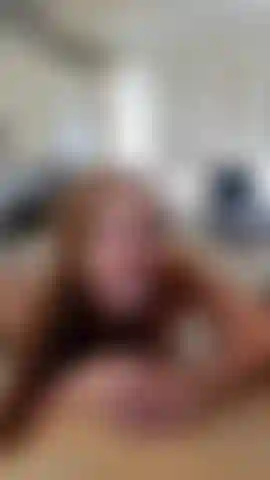 Cocina dildo garganta profunda. Sin zoom.