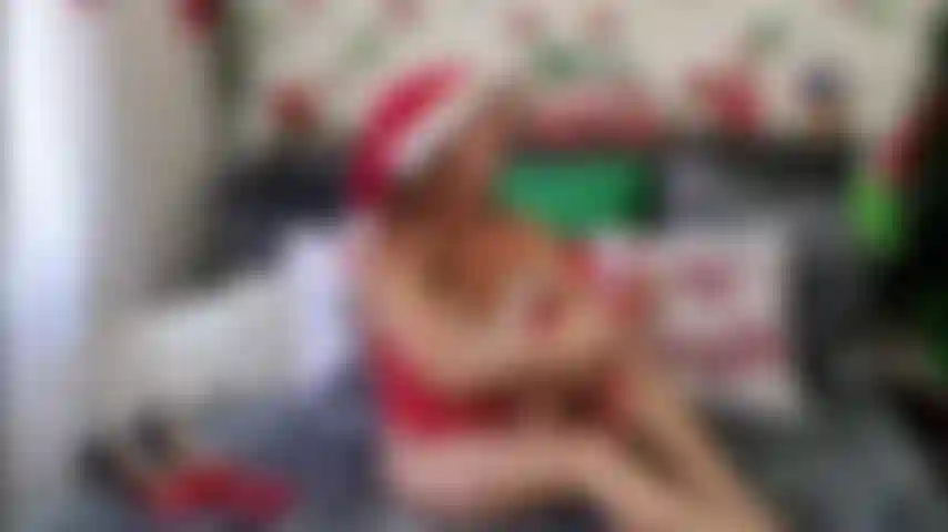 Medias de red rojas navideñas y tacones. 2022.